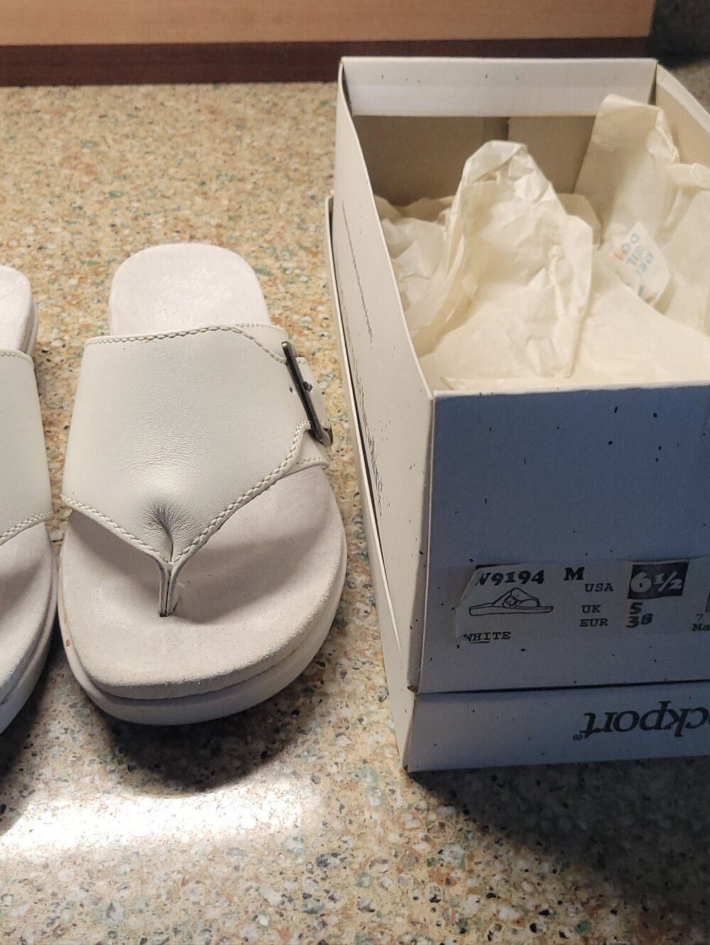 Rockport NEW White Sandsls 6 1/2 M - Picture 2 of 7